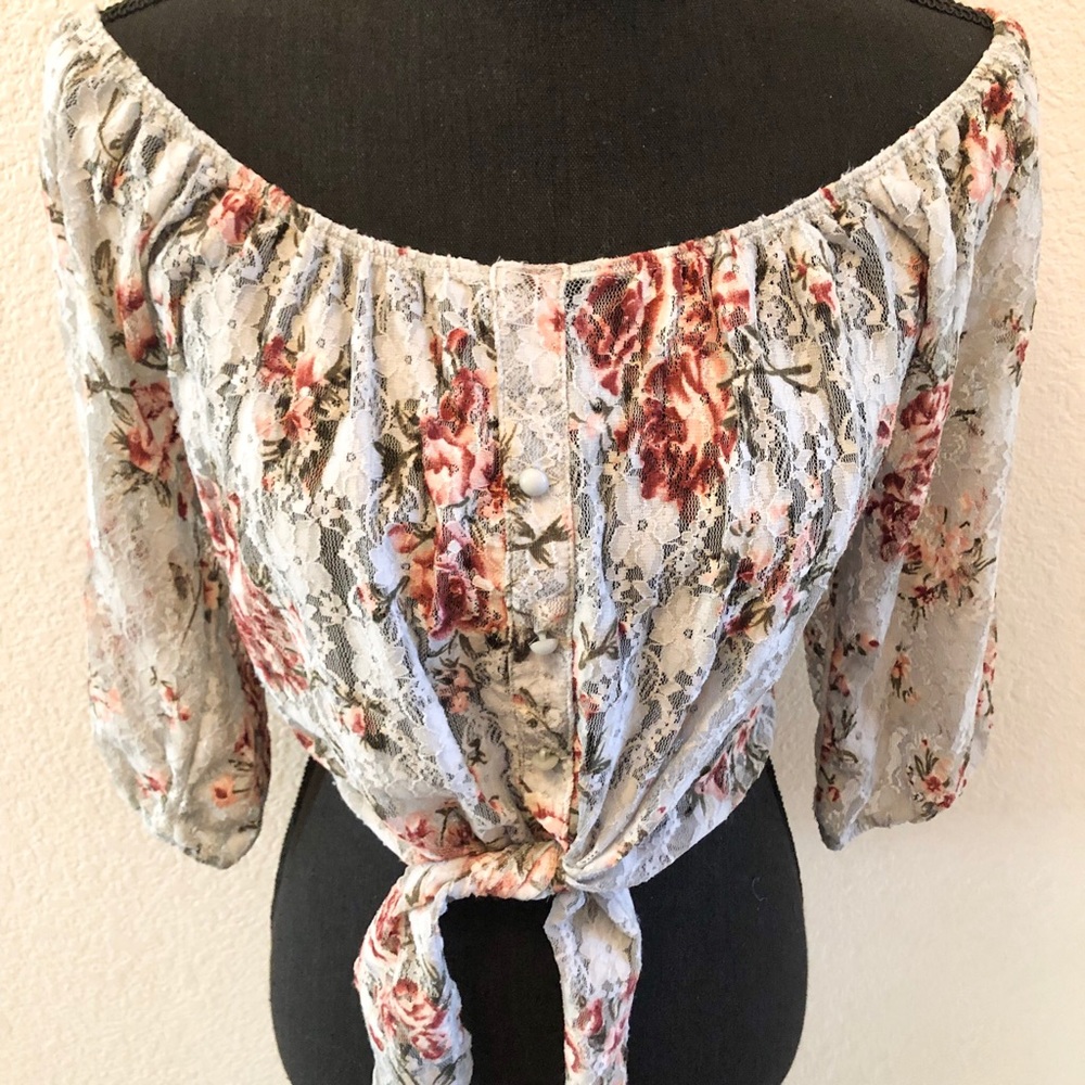 Faux Button Down Floral Lace Crop Top - Picture 3 of 4